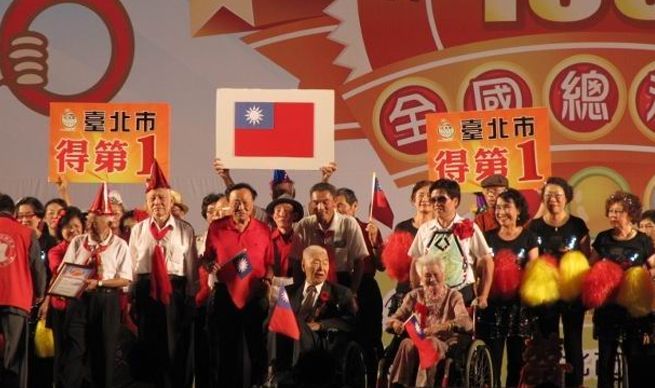 中美陪伴全國阿公阿嬤小巨蛋動起來