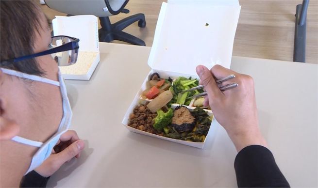 集气防疫，药厂全体员工连续三天吃素食餐为全球祈福